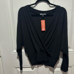 Wantable NWT LOW FRONT SWEATER SIZE MEDIUM